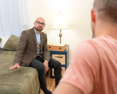 好兄弟肌肉發達的亞當·斯諾和年輕的諾亞·懷特喜歡在熱水淋浴中打手槍