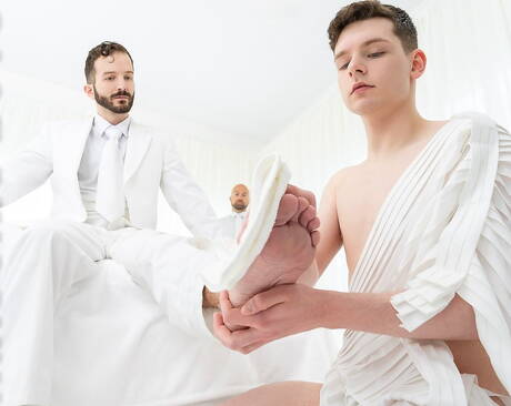 セクシーな男の子アダム・スノー、イーサン・テイト、タッカー・バレットがお互いを吸ったり、セックスしたりしている