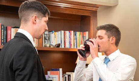 Deux mecs américains, le costaud Dex Devall et le costaud Eddie Patrick, s