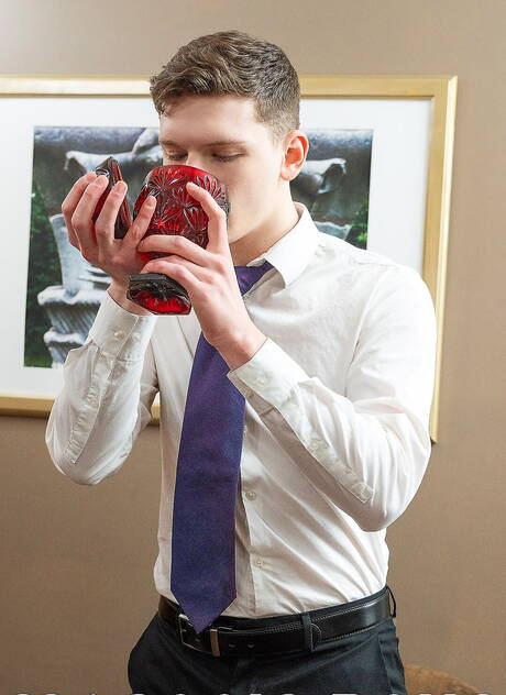 Rapazes americanos gostosos e lindos, o garoto Ethan Tate e a lontra Tucker Barrett em uma cena homossexual quente