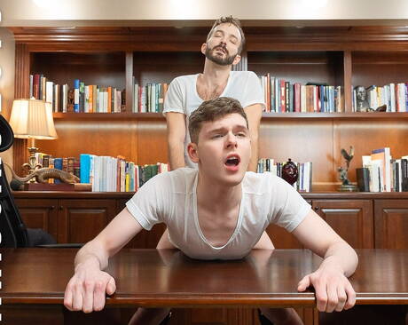 Rapazes americanos gostosos e lindos, o garoto Ethan Tate e a lontra Tucker Barrett em uma cena homossexual quente