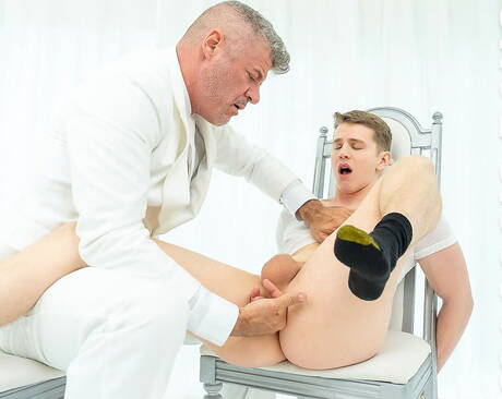 Les garçons américains sexy Dillon Stone et le beau gosse Sage Roux font une branlette