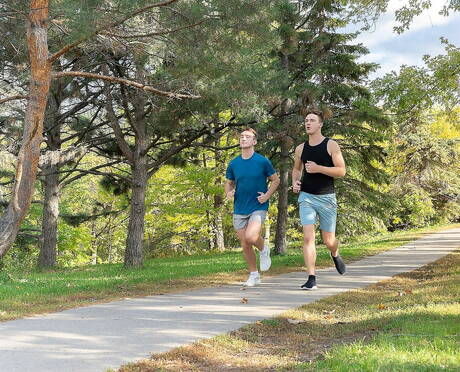 Gaycest: 미국 스타들이 콜 블루와 콜튼 폭스와 뜨거운 야외 항문 섹스를 펼쳤다
