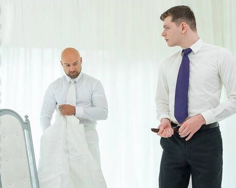 2人のアメリカ人の少年、筋肉質のアダム・スノーとホットなトゥインクのイーサン・テイトはフィスティングが大好き