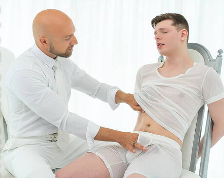 2人のアメリカ人の少年、筋肉質のアダム・スノーとホットなトゥインクのイーサン・テイトはフィスティングが大好き