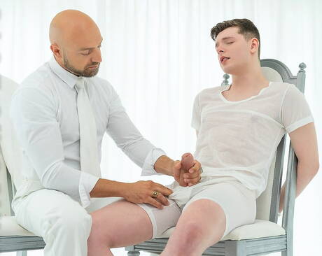 2人のアメリカ人の少年、筋肉質のアダム・スノーとホットなトゥインクのイーサン・テイトはフィスティングが大好き