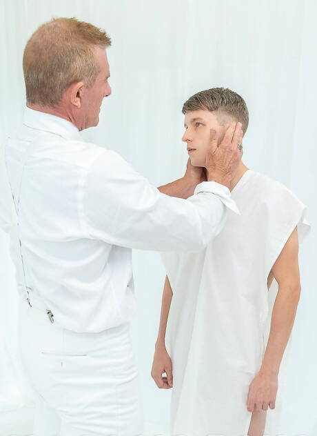 Os americanos sensuais, o forte Matthew Figata e o jovem Noah White transando depois de chupar o pau