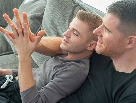 Les stars du porno américaines Legrand Wolf et le beau gosse Tom Bentley ont une relation sexuelle torride