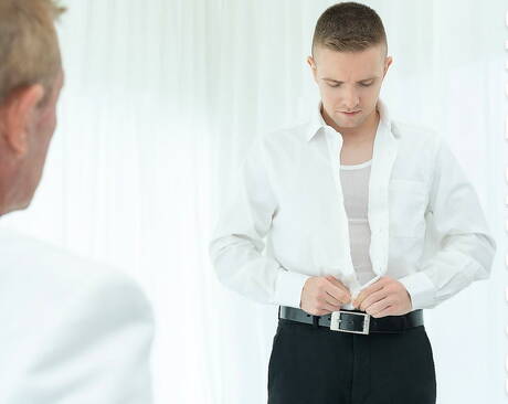 Heiße amerikanische Jungs, der starke Mann Matthew Figata und der Twink Serg Shepard bei Handjob-Sex-Action