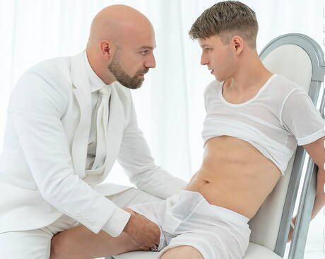 アメリカのスター、アダム・スノーと若いノア・ホワイトがチンポしゃぶりシーンで共演