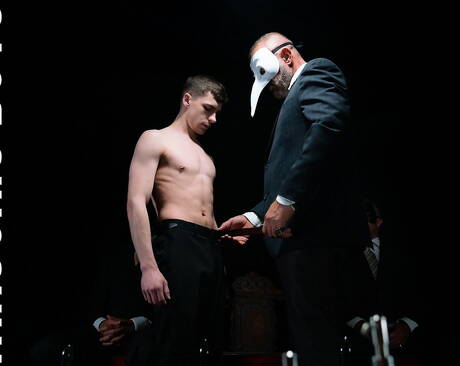 Las estrellas estadounidenses, el oso caliente Bishop Angus y el hermoso chico Marcus Ryan, tienen sexo anal caliente.