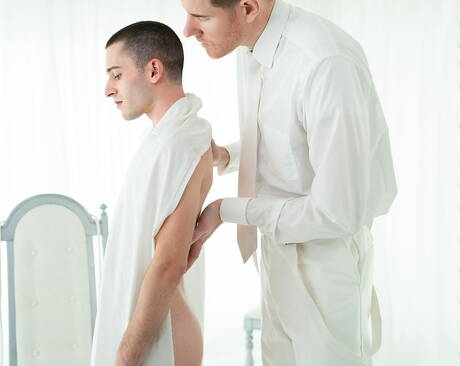 Heiße amerikanische Jungs, der muskulöse Legrand Wolf und der junge Kerl Oliver James in einer Blowjob-Szene