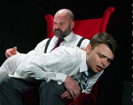 Ragazzi americani carini, bel ragazzo Austin, giovane e orso maturo Bishop Angus in sculacciate sul sedere