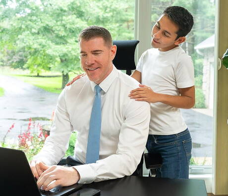 素敵なアメリカ人の男の子のトゥインクダミアングレイとハンサムな男のルグランウルフは、チンコを吸った後に尻をファックします