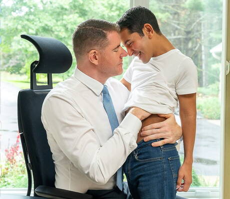 Mili amerykańscy chłopcy, młodzieniec Damien Grey i przystojny facet Legrand Wolf ruchają się w dupę po ssaniu kutasa