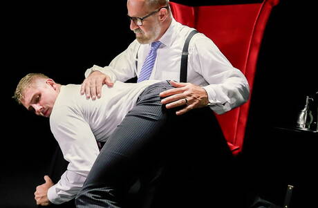 Il muscoloso Clayton Foster e il muscoloso Felix Kamp in una sessione di sculacciate anali