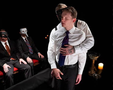 素敵なアメリカ人のホットなクマのケイン・マルコと若い男の子のイーサン・テイトの熱いアナルセックス