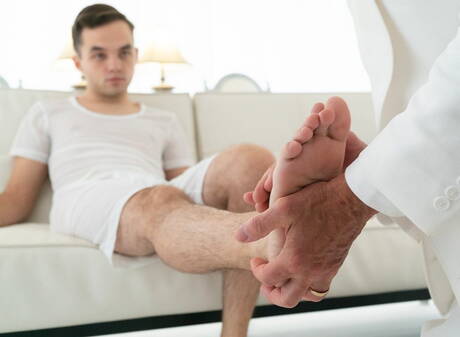 素敵なアメリカ人の仲間のホットなトゥインクマーカスリバースとハンサムな男マシューフィガタがアナルセックスをする