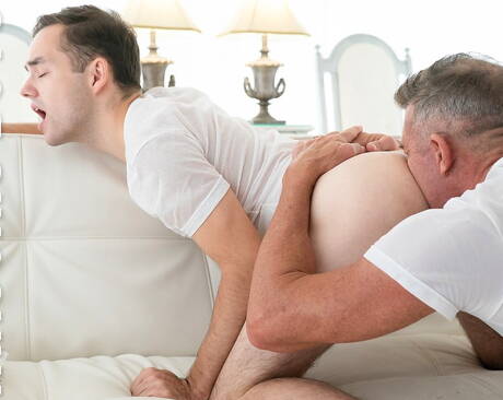 素敵なアメリカ人の仲間のホットなトゥインクマーカスリバースとハンサムな男マシューフィガタがアナルセックスをする