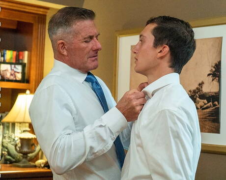 Les mecs américains chauds, le jeune Jack Andram et le dur Matthew Figata baisent le cul après avoir sucé