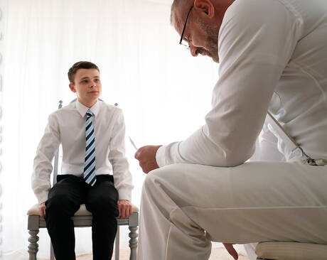 Der amerikanische Junge Austin Young und der deutsche Gay-Bär Felix Kamp werden hart gefesselt