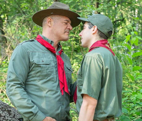 Twee Amerikaanse jongens, beren Dillon Stone en superstud Mike Edge, zijn dol op elkaar buiten