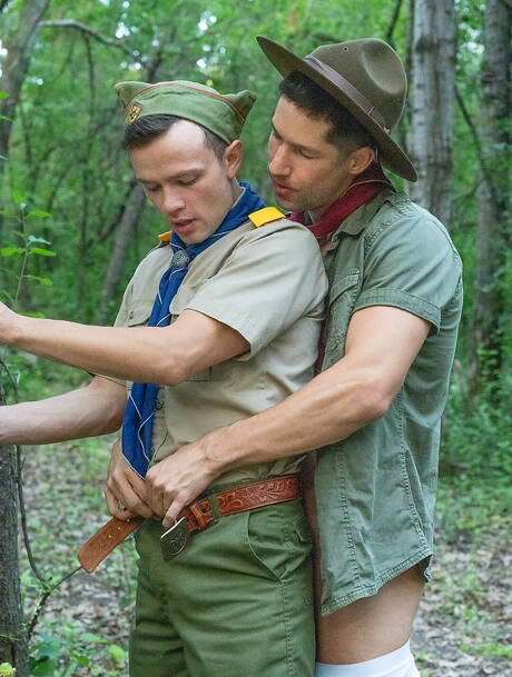 ホットなアメリカ人の男、筋肉質のエディ・パトリックとスタッドローガンクロスは屋外でお互いを強打した