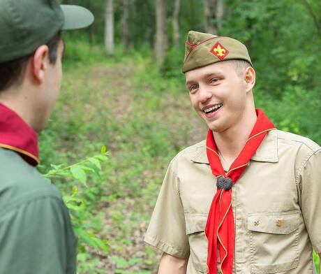2人のアメリカ人の男、マイク・エッジの筋肉質な男と若い男のノア・ホワイトが屋外で吸った後に尻をファックする