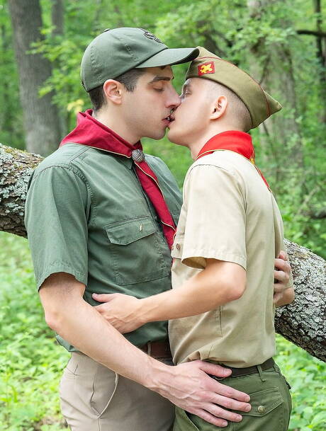 Twee Amerikaanse kerels, de gespierde Mike Edge en de jonge kerel Noah White, neuken elkaars kont na buiten te hebben gepijpt