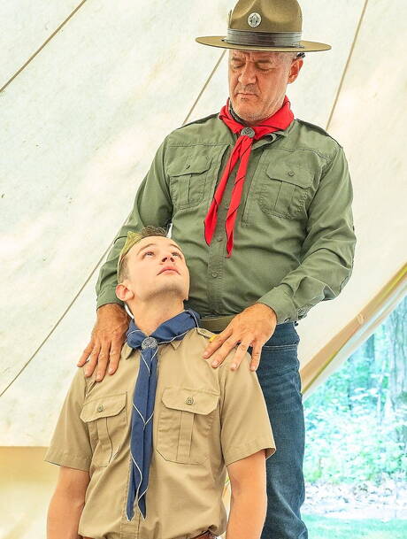 セクシーなアメリカ人、ベア・ディロン・ストーンとイケメンのローガン・クロスが熱いカップルシーンを披露