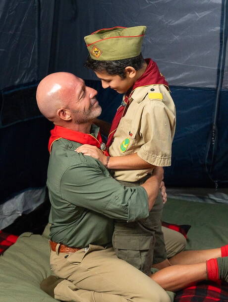 Ace Banner, Adam, Damien Grey e Serg Shepard em sexo grupal selvagem ao ar livre