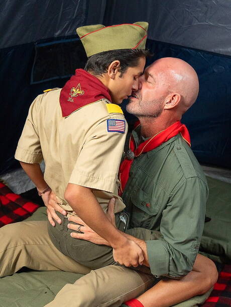 Ace Banner, Adam, Damien Grey e Serg Shepard em sexo grupal selvagem ao ar livre