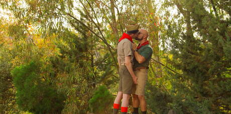 アダム・スノー、ルグラン・ウルフ、セルグ・シェパード、トレントが屋外で楽しく遊んでいる