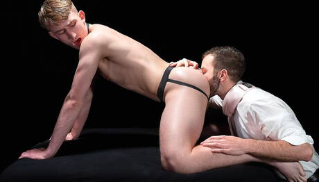 Les Américains sexy, bien bâtis Colton Fox et la loutre Tucker Barrett se mettent nus et montrent leurs fesses serrées