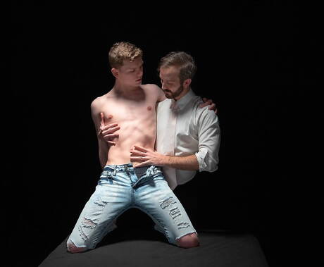 2人のアメリカ人の少年、成熟したクマのケイン・マルコと若い男のイーサン・テイトは熱いカップルセックスをします