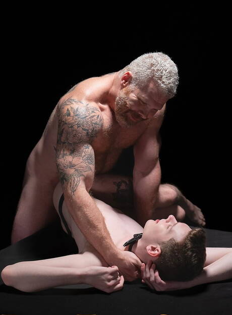 2人のアメリカ人の少年、成熟したクマのケイン・マルコと若い男のイーサン・テイトは熱いカップルセックスをします