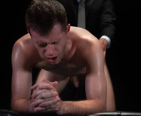 セクシーなアメリカ人の男の子、マシュー・フィガタとかわいい男の子のマックス・モンローがおもちゃでオナニー