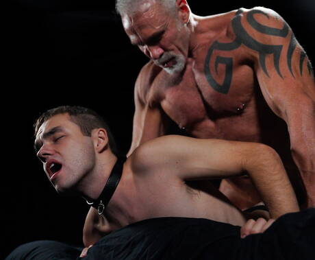 Les beaux mecs américains bien bâtis Dallas Steele et le jeune Marcus Rivers ont une relation sexuelle torride en couple