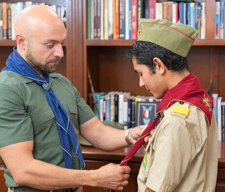 ホットなアメリカ人男、筋肉質のアダム・スノーとトゥインクのダミアン・グレイがハードなアナルセックスをする