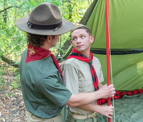 アメリカのポルノスター、セクシーな男グレッグ・ケオンと美しい少年ランドン・デイビスが屋外でお互いを叩いた