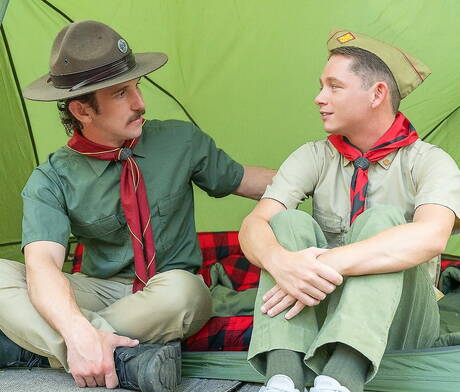 アメリカのポルノスター、セクシーな男グレッグ・ケオンと美しい少年ランドン・デイビスが屋外でお互いを叩いた