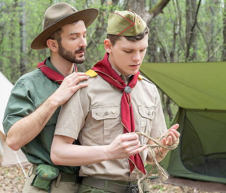 アメリカのスター、美少年イーサン・テイトとカワウソのタッカー・バレットが屋外で良いセックスをする