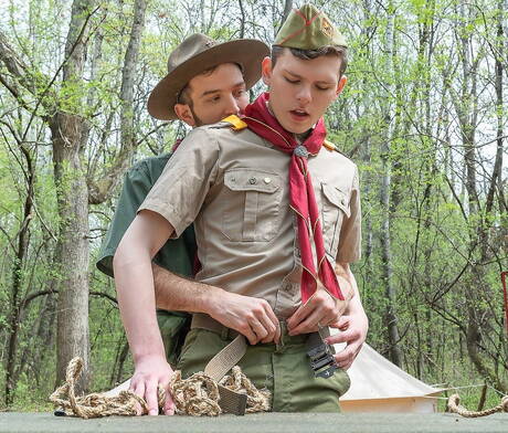 アメリカのスター、美少年イーサン・テイトとカワウソのタッカー・バレットが屋外で良いセックスをする