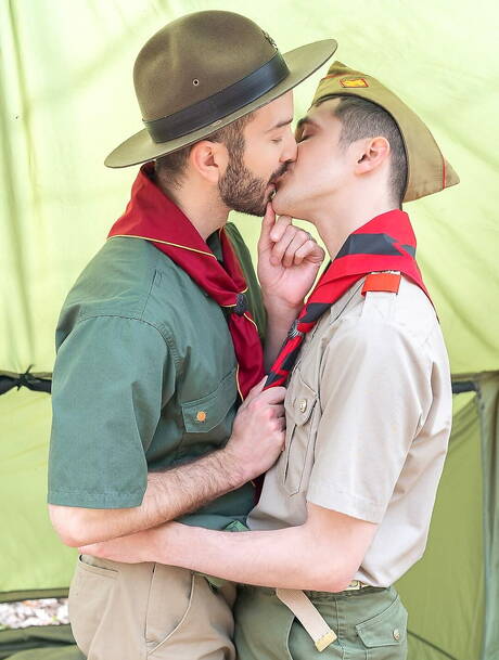 アメリカのスター、かわいい男の子ネイサン・ジェームズと毛深いスタッドタッカー・バレットは、外でチンコを吸った後に尻をファックします