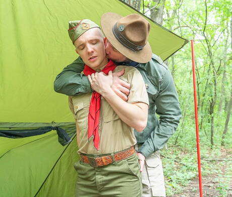 ハンサムなホールデン・ヘルナンデスとアメリカ人の若い男セルグ・シェパードが屋外で激しくセックスした