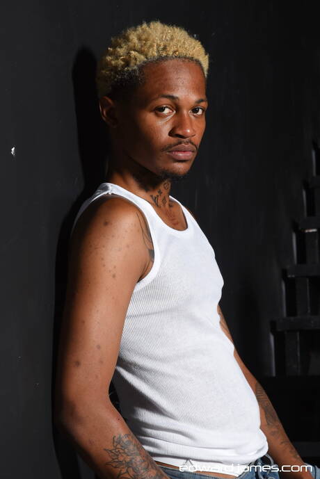 Il ragazzo muscoloso Phoenix e il muscoloso Slicc in un caldo sesso anale