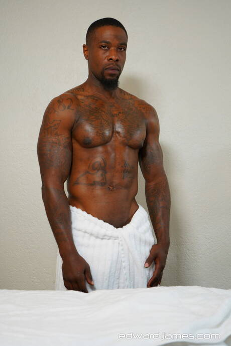 官能的な男ボビー・ビーストとイケメンのマーカス・クーパーが熱いカップルセックスをする