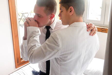 Der muskulöse Latino Bastian Karim und der amerikanische Hengst Legrand Wolf ficken nach dem Saugen in den Arsch