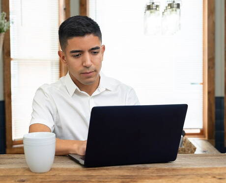 アメリカのゲイのクマ、ディロン・ストーンとラテン系の美しい少年ミロ・マイルズがチンコをしゃぶった後にアナルファック