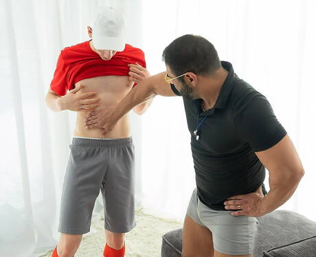 O musculoso mexicano Draven Navarro e o lindo garoto americano Tyler Tanner se chupando e transando